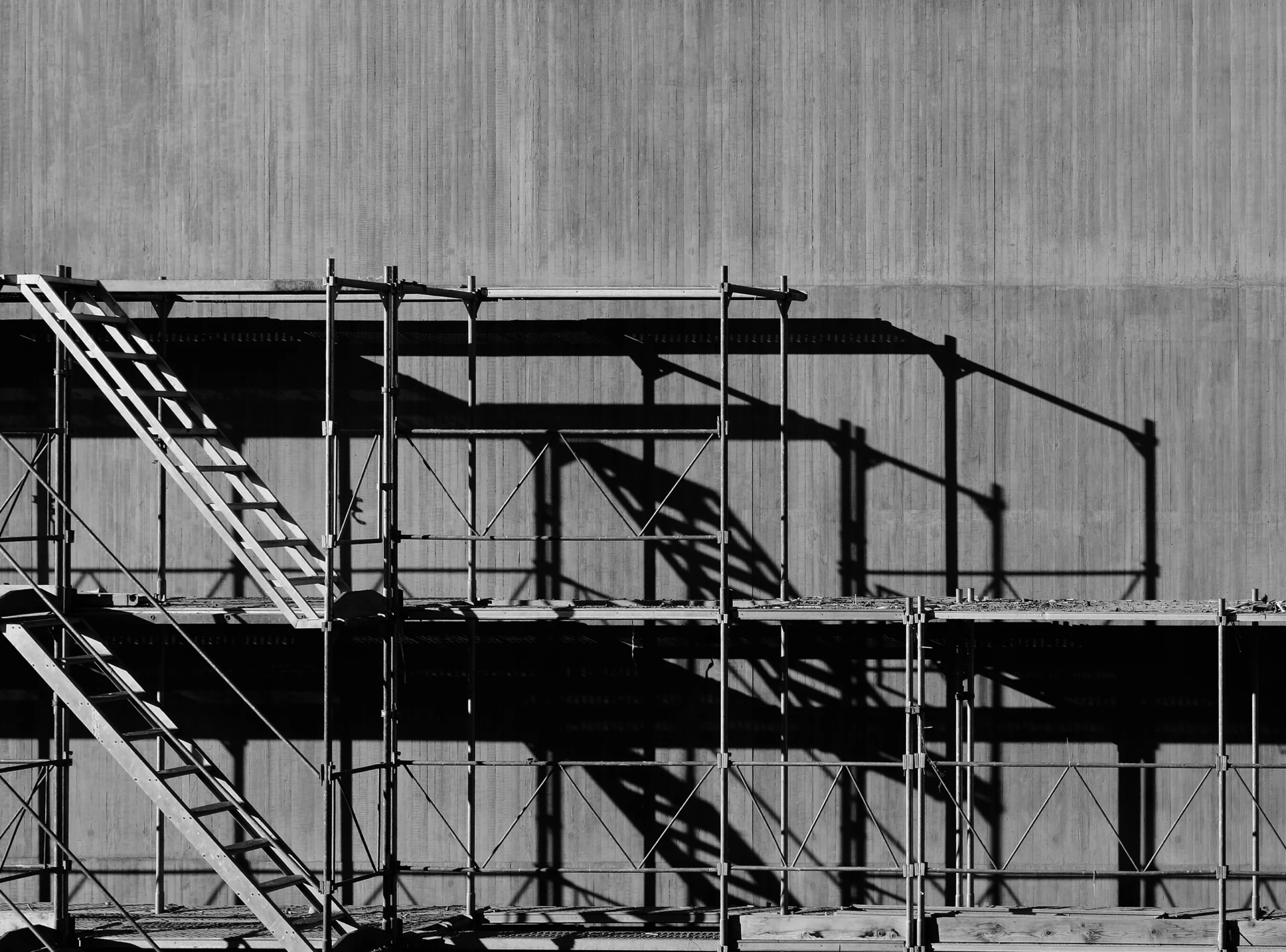 Używane rusztowania ustawione przy ścianie budynku, widok konstrukcji z metalowych elementów i drabinek